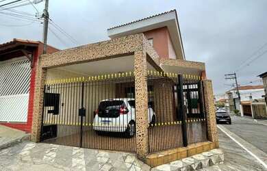 Imagem: A casa possui 4 Dormitórios, 4 Banheiros, 3 Vagas na garagem