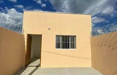 Imagem: A casa possui 2 Dormitórios, 1 Banheiro, 2 Vagas na garagem