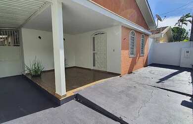 Imagem: A casa possui 3 Dormitórios, 2 Banheiros, 2 Vagas na garagem