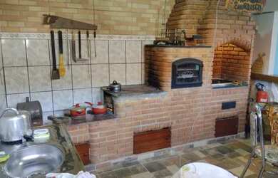 Imagem: A casa possui 4 Dormitórios, 3 Banheiros, 2 Vagas na garagem