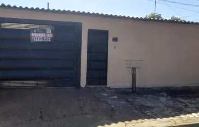 Imagem: A casa possui 3 Dormitórios, 2 Banheiros, 5 Vagas na garagem