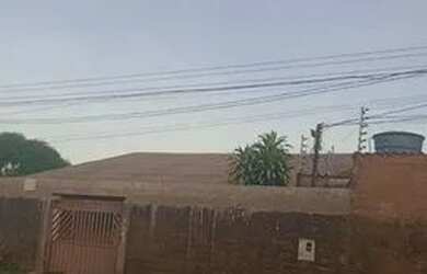 Imagem: A casa possui 3 Dormitórios, 2 Banheiros, 2 Vagas na garagem