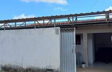 Imagem: A casa possui 2 Dormitórios, 2 Banheiros, 2 Vagas na garagem