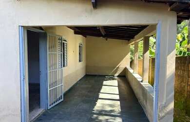 Imagem: A casa possui 3 Dormitórios, 1 Banheiro, 3 Vagas na garagem