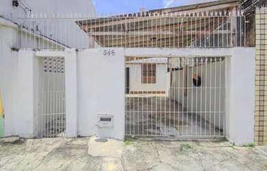 Imagem: A casa possui 4 Dormitórios, 3 Banheiros, 1 Vaga na garagem