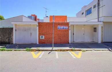 Imagem: A casa possui 3 Dormitórios, 2 Banheiros, 227m² de Área e