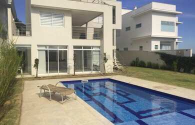 Imagem: A casa em condomínio possui 4 Dormitórios, 5 Banheiros, 5