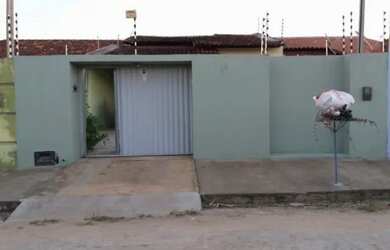 Imagem: A casa possui 3 Dormitórios, 2 Banheiros, 2 Vagas na garagem