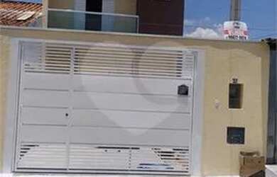 Imagem: A casa possui 3 Dormitórios, 3 Banheiros, 2 Vagas na garagem