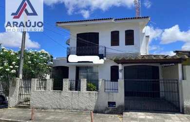 Imagem: A casa possui 4 Dormitórios, 3 Banheiros, 2 Vagas na garagem