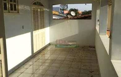 Imagem: A casa possui 4 Dormitórios, 3 Banheiros, 4 Vagas na garagem