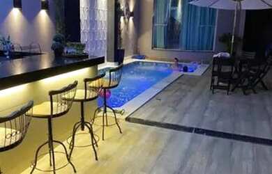 Imagem: A casa possui 3 Dormitórios, 3 Banheiros, 3 Vagas na garagem