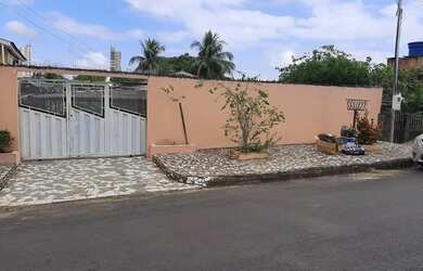 Imagem: A casa possui 2 Dormitórios, 1 Banheiro, 2 Vagas na garagem