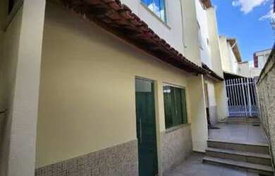 Imagem: A casa possui 3 Dormitórios, 1 Banheiro, 1 Vaga na garagem