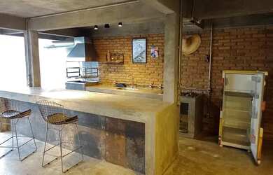 Imagem: A casa possui 3 Dormitórios, 2 Banheiros, 180m² de Área e