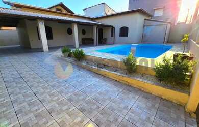 Imagem: A casa possui 3 Dormitórios, 3 Banheiros, 3 Vagas na garagem