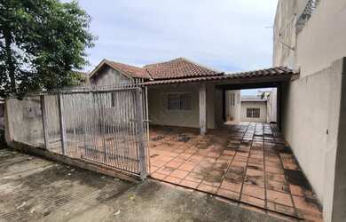 Imagem: A casa possui 4 Dormitórios, 2 Banheiros, 4 Vagas na garagem