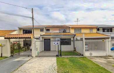 Imagem: A casa possui 4 Dormitórios, 1 Banheiro, 2 Vagas na garagem