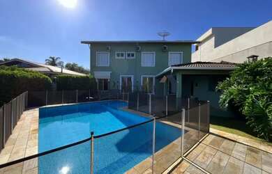 Imagem: A casa em condomínio possui 4 Dormitórios, 5 Banheiros, 4