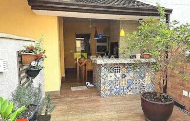 Imagem: A casa em condomínio à venda possui 3 Dormitórios, 4 Banheiros