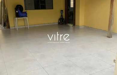 Imagem: A casa possui 3 Dormitórios, 1 Banheiro, 2 Vagas na garagem