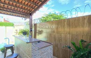 Imagem: A casa possui 4 Dormitórios, 1 Banheiro, 2 Vagas na garagem