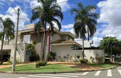 Imagem: A casa em condomínio possui 4 Dormitórios, 5 Banheiros, 5