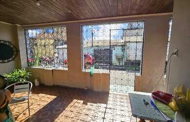 Imagem: A casa possui 3 Dormitórios, 2 Banheiros, 1 Vaga na garagem