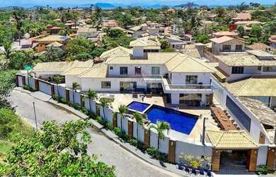 Imagem: A casa possui 5 Dormitórios, 5 Banheiros, 4 Vagas na garagem