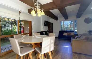 Imagem: A casa possui 3 Dormitórios, 3 Banheiros, 2 Vagas na garagem