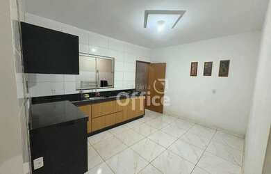 Imagem: A casa possui 3 Dormitórios, 1 Banheiro, 4 Vagas na garagem