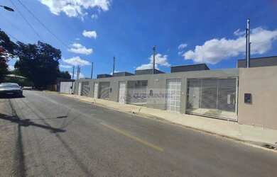 Imagem: A casa possui 3 Dormitórios, 1 Banheiro, 2 Vagas na garagem