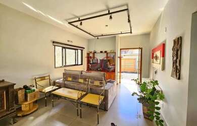 Imagem: A casa à venda possui 2 Dormitórios, 2 Banheiros, 3 Vagas