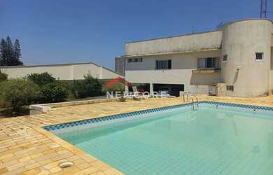 Imagem: A casa possui 4 Dormitórios, 5 Banheiros, 5 Vagas na garagem