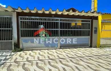 Imagem: A casa possui 2 Dormitórios, 1 Banheiro, 2 Vagas na garagem