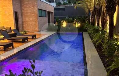 Imagem: A casa em condomínio possui 4 Dormitórios, 5 Banheiros, 5