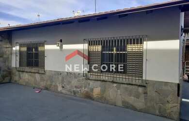 Imagem: A casa possui 5 Dormitórios, 4 Banheiros, 5 Vagas na garagem