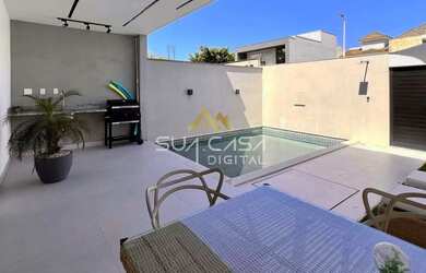 Imagem: A casa possui 4 Dormitórios, 5 Banheiros, 2 Vagas na garagem