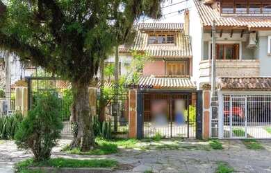 Imagem: A casa possui 3 Dormitórios, 1 Banheiro, 2 Vagas na garagem