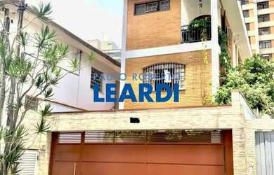 Imagem: A casa possui 5 Dormitórios, 5 Banheiros, 4 Vagas na garagem