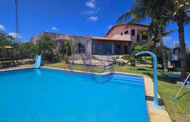 Imagem: A casa possui 3 Dormitórios, 4 Banheiros, 5 Vagas na garagem