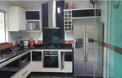 Imagem: A casa em condomínio possui 4 Dormitórios, 4 Banheiros, 2