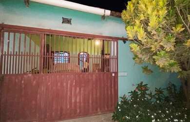 Imagem: A casa possui 3 Dormitórios, 1 Banheiro, 3 Vagas na garagem