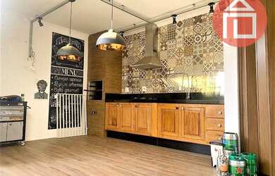 Imagem: A casa possui 3 Dormitórios, 2 Banheiros, 2 Vagas na garagem