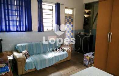 Imagem: A casa possui 4 Dormitórios, 4 Banheiros, 5 Vagas na garagem