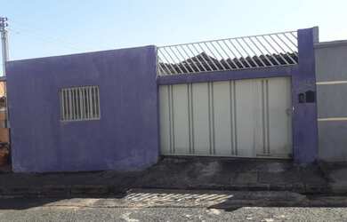 Imagem: A casa à venda possui 3 Dormitórios, 1 Banheiro, 2 Vagas na