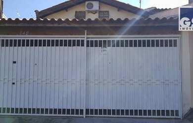 Imagem: A casa possui 2 Dormitórios, 2 Banheiros, 2 Vagas na garagem