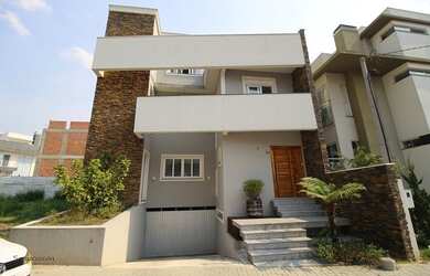 Imagem: A casa possui 4 Dormitórios, 2 Banheiros, 4 Vagas na garagem