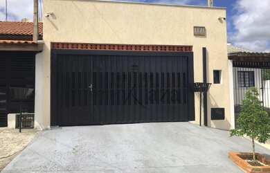 Imagem: A casa possui 3 Dormitórios, 1 Banheiro, 2 Vagas na garagem