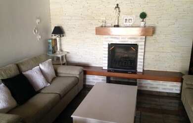 Imagem: A casa possui 3 Dormitórios, 3 Banheiros, 4 Vagas na garagem